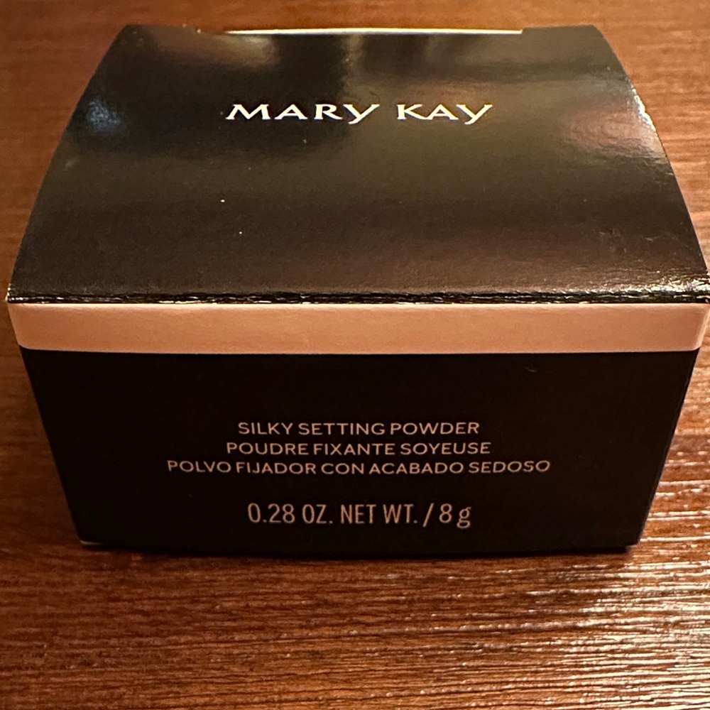 Mary Kay Silky Setting Powder in Black Box